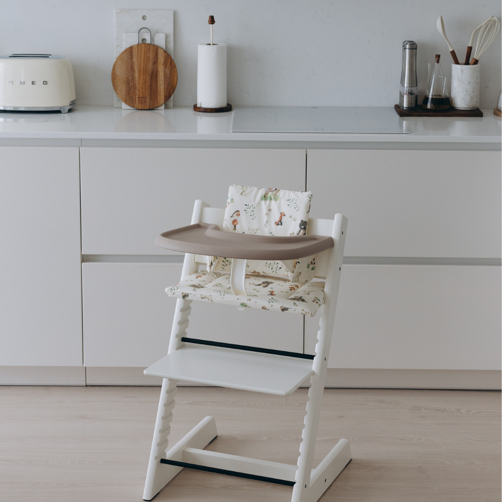 Stokke high chair place in kitchen (banner background)