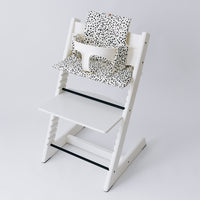 Wipeable stroke chair- Dots on White