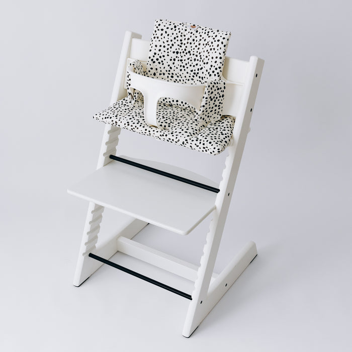 Wipeable stroke chair- Dots on White